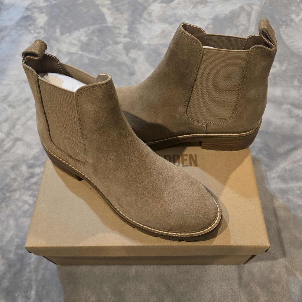 Steve Madden “Leopold” Oatmeal Suede Chelsea Boots – Size 9.5 – New in Box